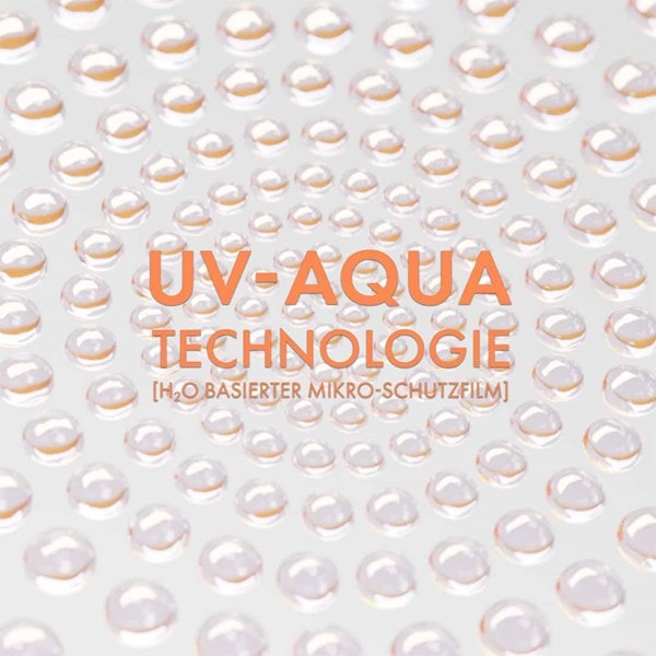 Wassertropfen im Hintergrund, im Bild steht: UV-Aqua Technologie, H₂O-basierter Mikro-Schutzfilm