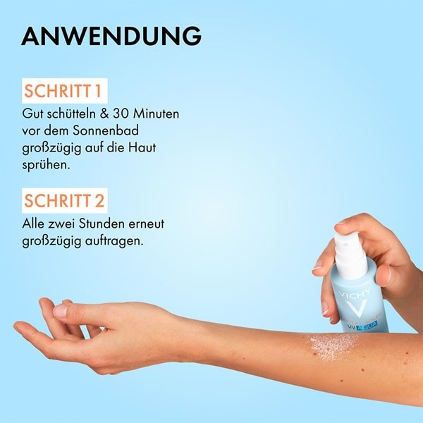 Hand sprüht Vichy Capital Soleil UV Aqua Sonnenspray auf den Unterarm, im Bild steht: vor der Sonne auftragen