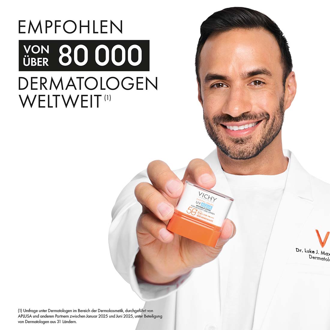Mann im weissen Kittel hält Vichy Capital Soleil UV Aqua Invisible Stick LSF 50+, im Bild steht: empfohlen von über 80’000 Dermatologen weltweit