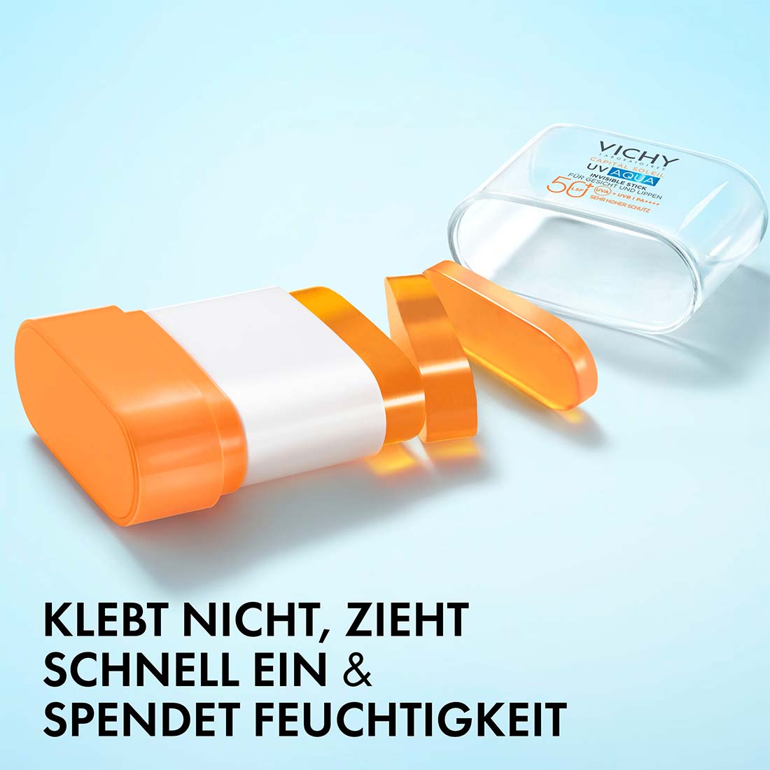 Vichy Capital Soleil UV Aqua Invisible Stick LSF 50+ liegt geöffnet in Einzelteilen, im Bild steht: klebt nicht, zieht schnell ein, spendet Feuchtigkeit
