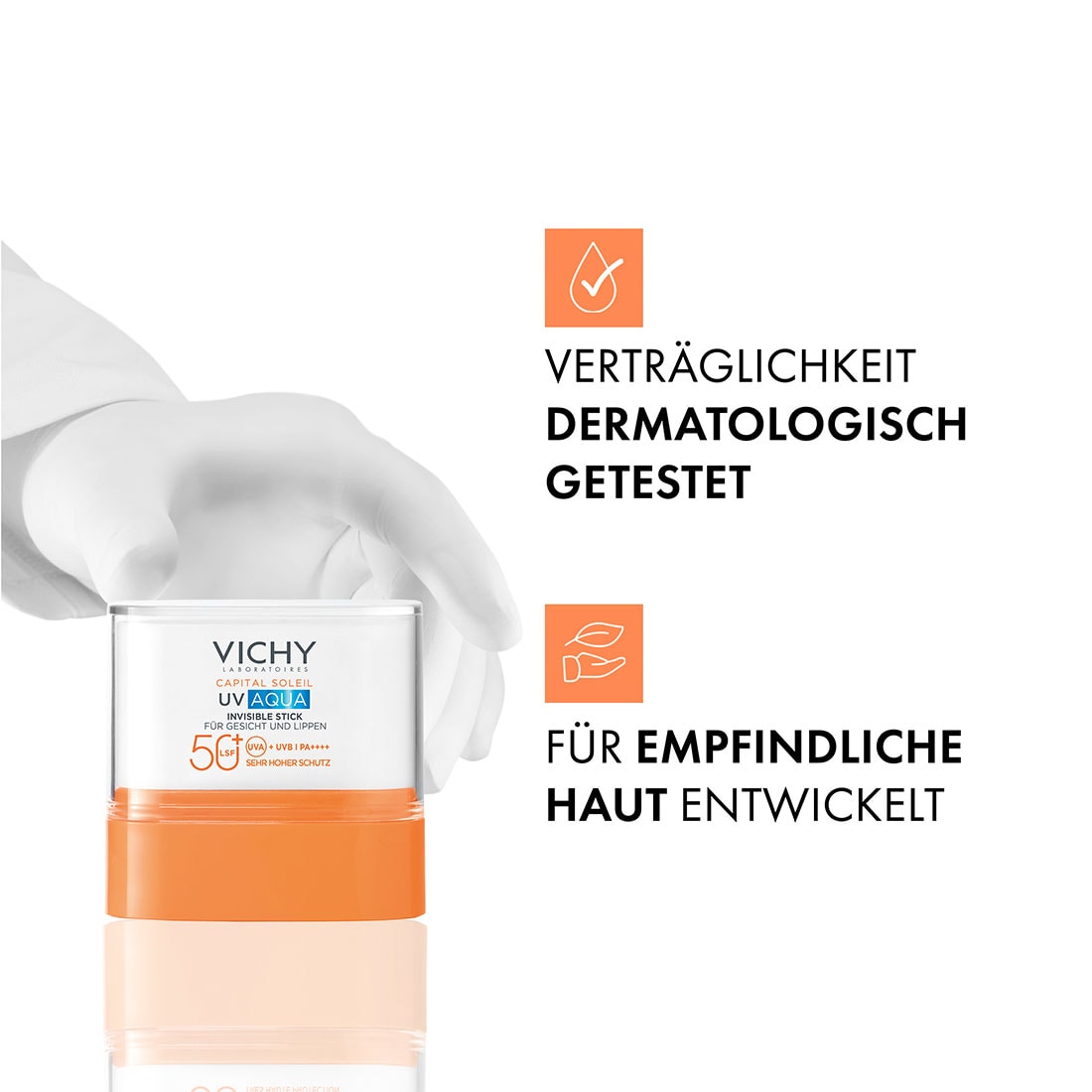 Behandschuhte Hand hält Vichy Capital Soleil UV Aqua Invisible Stick LSF 50 für Gesicht und Lippen, im Bild steht: dermatologisch getestet, für empfindliche Haut entwickelt