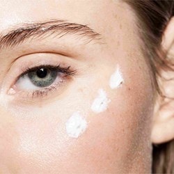 LIFTACTIV_Pigment_Specialist_B3_Auge-01-Gesichtspflege_HowTo